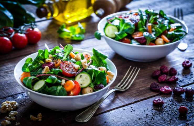 Due piatti di insalata con frutta e verdura