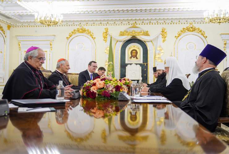 Incontro tra il cardinal Zuppi e il patriarca Kirill a Mosca nell'ambito della missione di pace per l'Ucraina