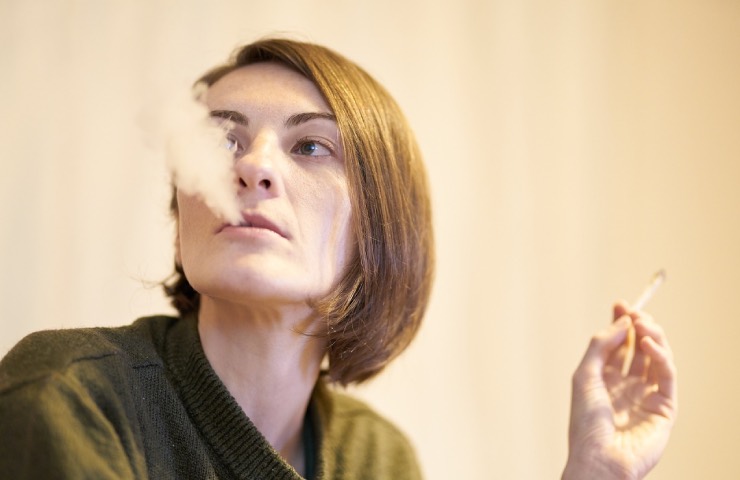 Una donna mentre fuma una sigaretta