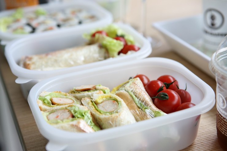 lunch-box con involtini e pomodorini