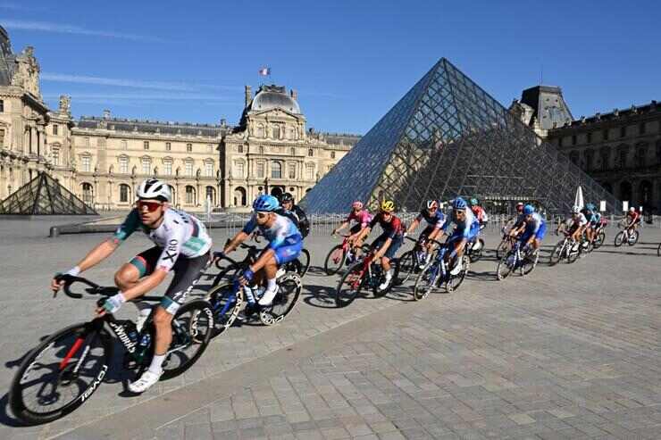 Il Tour de France a Parigi, di fronte al Louvre 