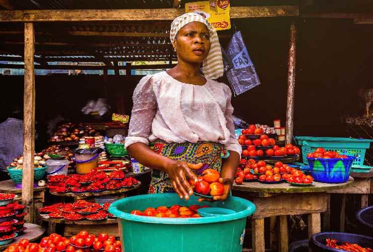 Una donna al mercato in Africa, regione più colpita dalla fame