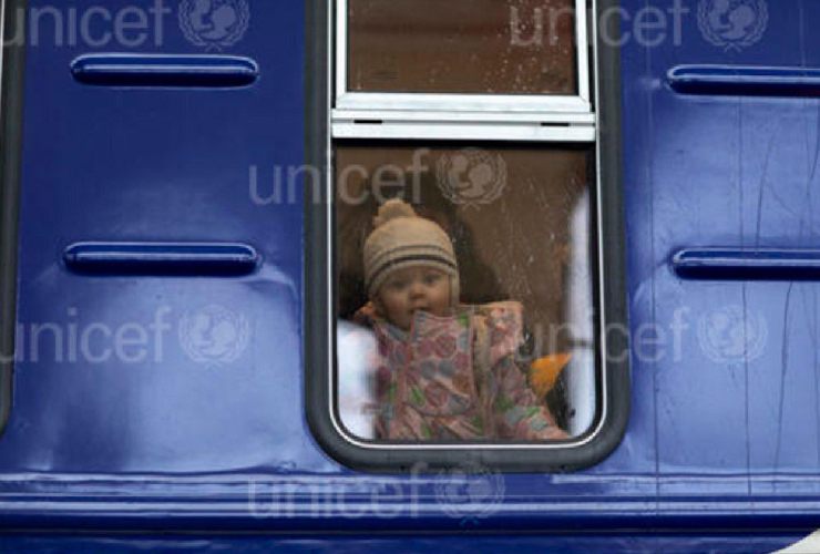 Una bambina su un treno, in fuga dalla guerra in Ucraina