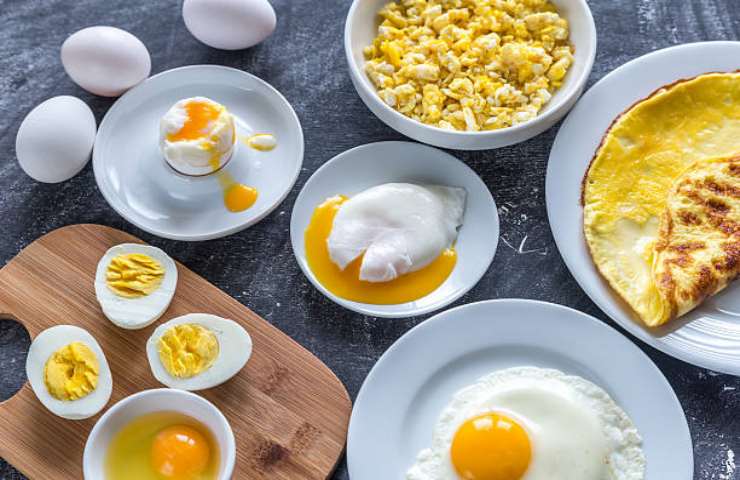 Tante uova cucinate in modo diverso per la colazione