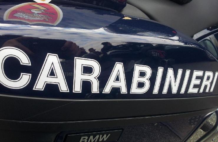 Lato di un auto dei Carabinieri con la scritta "carabinieri"