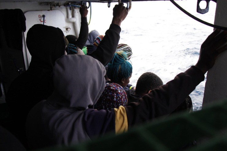 Migranti ammassati su un barcone in mare
