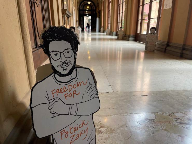 Cartonato di Patrick Zaki tra i corridoi dell'Università di Bologna