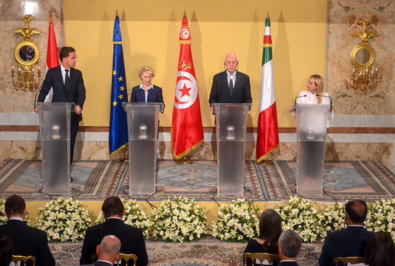 Giorgia Meloni, Ursula von der Leyen, Mark Rutte e Kais Saied per la firma del memorandum tra Ue e Tunisia
