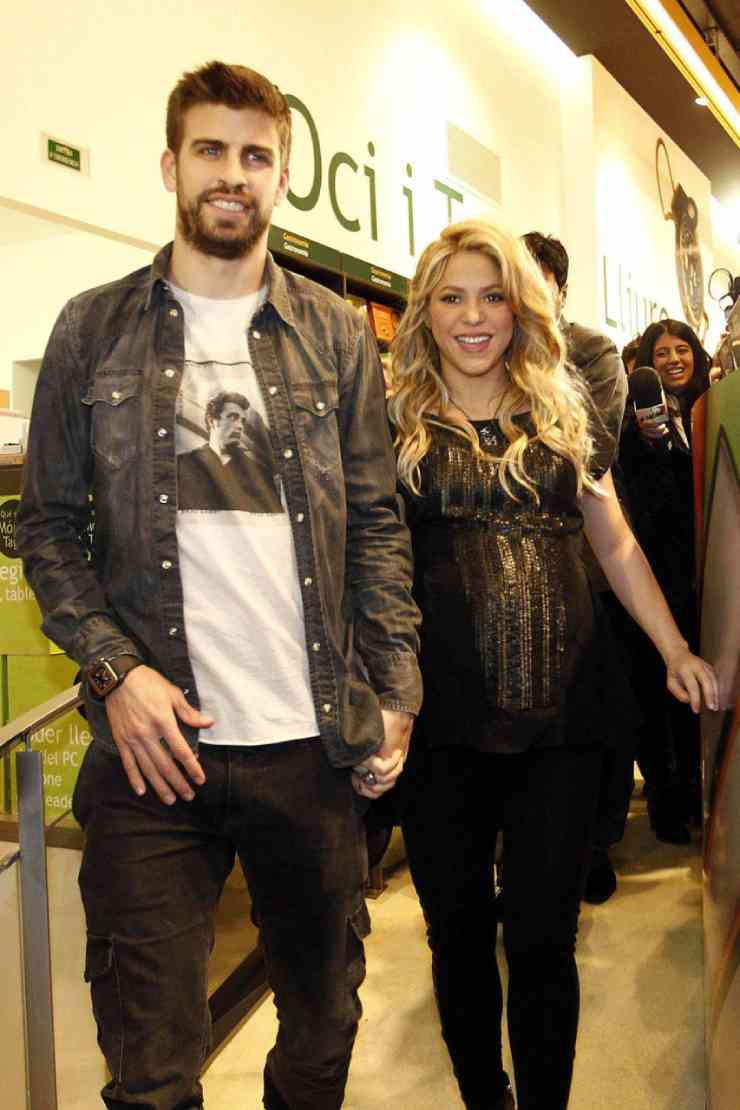 Piqué mano nella mano con Shakira, incinta