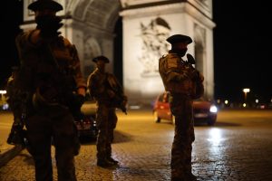 Militari davanti all'arco di Trionfo per le proteste in Francia