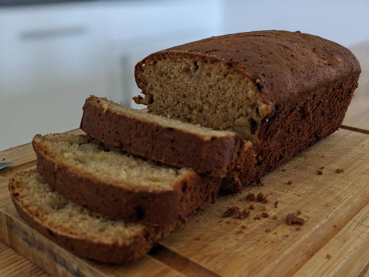 Delle fette di pane alle banane